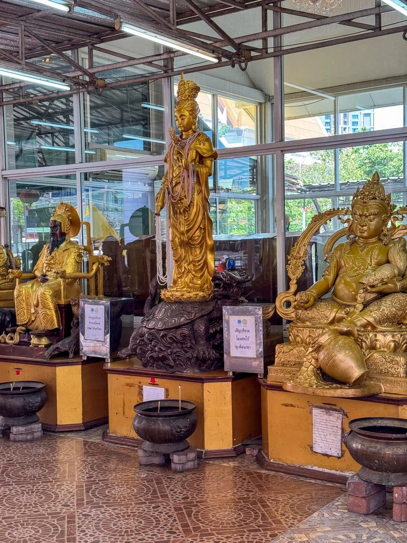 Bangkok, Thailand, 11. November 2024: Majestätisches Geisterhaus mit goldenen Details.